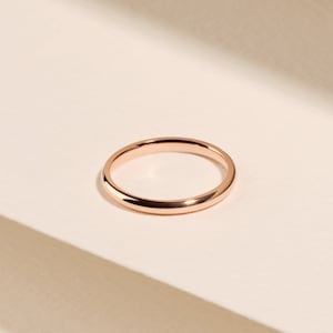 14k ソリッドゴールド 2 mm ドーム型結婚指輪 / 14k ローズゴールド 結婚指輪 (男女兼用) / 14k、18k のクラシック ドーム型ゴールド結婚指輪