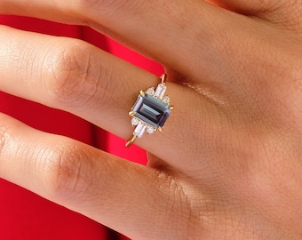 Anillo de compromiso con alejandrita sintética talla esmeralda / Anillo de oro de 14k con diamantes talla baguette en los laterales / Anillo de promesa alternativo para mujer / Regalo de aniversario