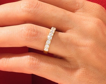 Banda de media eternidad de oro macizo de 14k / Anillo de boda Moissanite de corte redondo / Anillo a medio camino apilable / Regalo de aniversario para mujeres