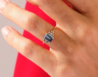Anillo de compromiso con alejandrita sintética talla esmeralda / Anillo de oro de 14k con piedras laterales talla baguette / Anillo de promesa alternativo para mujer