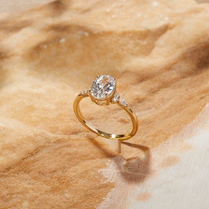 14k Solid Gold Vintage Moissanite Verlobungsring für Frauen / Cluster Akzent Oval Moissanite Ring / 1, 1.5, 2 ct Versprechen Ring Bild 9