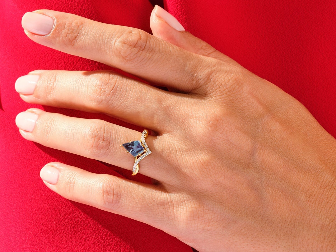 Kite Lab Alexandrite Twisted Curve Engagement Ring With Moissanite ...