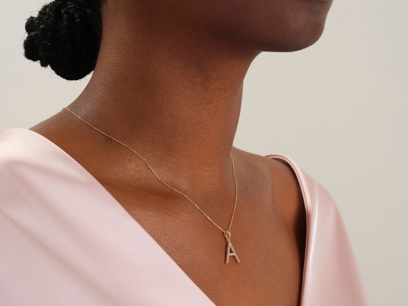Moissanite Initial Halskette / Buchstabe Halskette / Initial Halskette / Geburtstagsgeschenk für Sie / Simulierter Diamant besetzter Buchstabe Bild 3