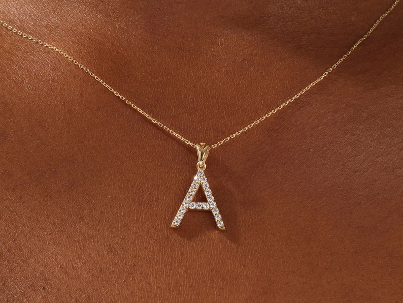 Moissanite Initial Halskette / Buchstabe Halskette / Initial Halskette / Geburtstagsgeschenk für Sie / Simulierter Diamant besetzter Buchstabe Bild 1