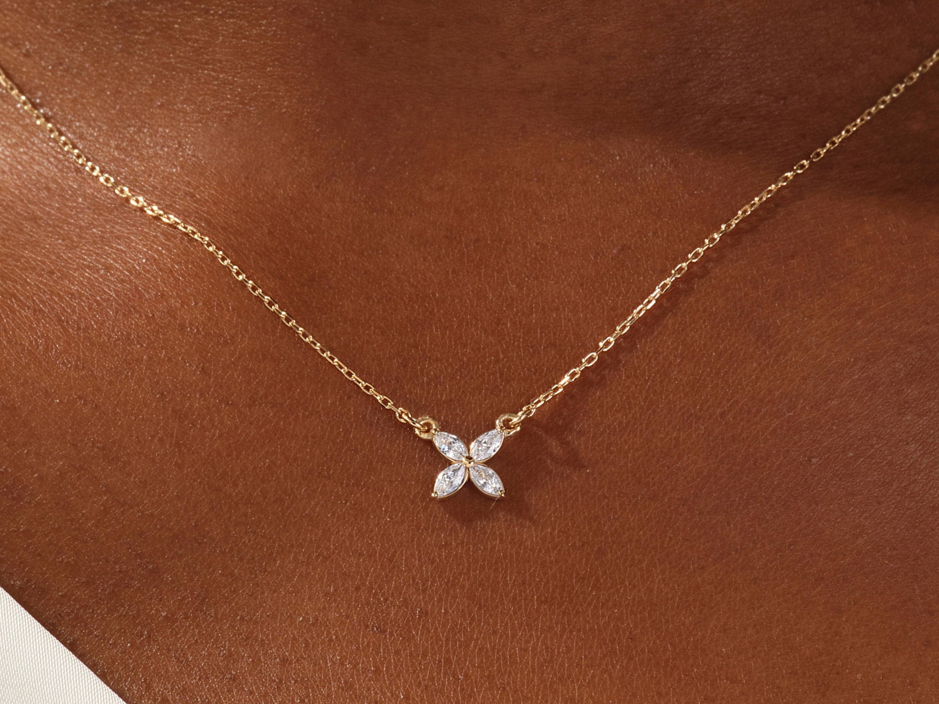 14k gouden marquise geslepen klaver ketting / klaver ketting met marquise geslepen moissanite / geluksbedel / gesimuleerde diamanten klaver ketting