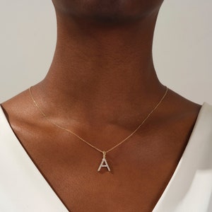 Collar con inicial de moissanita / Collar con letras / Collares con letras iniciales / Regalo de cumpleaños para ella / Letra con incrustaciones de diamantes simulados