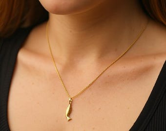 小さな魚のネックレス、酸化されたシルバーチェーンに18K純金の魚の