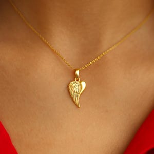 Colgante de corazón con alas de ángel en oro macizo / Amuleto conmemorativo de amor en oro de 10 quilates y 14 quilates / Joyería de condolencias / Collar de ángel de la guarda como regalo