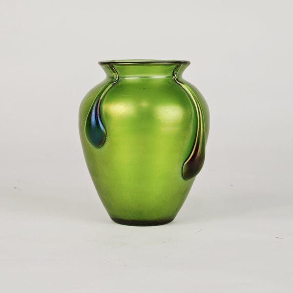 Antiqu Loetz 'Vesuvian' ('Crete Glatt Vesuvian' or 'Crete tadpoles') Art Nouveau Iridescent Green Glass Vase, circa 1900-1905.