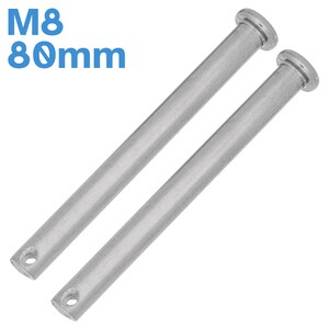 Puede incluir: Dos pasadores de metal plateado, cada uno con una cabeza redonda y un agujero en un extremo. Los pasadores miden 80 mm de largo y están etiquetados como "M8 80 mm".