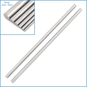 Puede incluir: Dos varillas de metal plateado, cada una de aproximadamente 30 cm de largo. Las varillas son lisas y tienen un acabado brillante. La imagen también muestra un primer plano de un conjunto de varillas más pequeñas, que van de 2 mm a 8 mm.