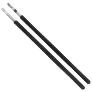 Pode incluir: Duas ferramentas de metal com cabos pretos texturizados. Uma ferramenta tem uma extremidade plana e arredondada, a outra uma extremidade plana e angular. As ferramentas são projetadas para trabalhos de precisão, em fundo branco.