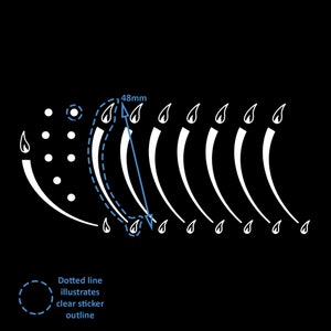 Pode incluir: Um adesivo branco com um contorno de linha pontilhada, mostrando como aplicar o adesivo. O adesivo tem a forma de uma linha curva com uma pequena chama na ponta. O adesivo tem 48 mm de comprimento.