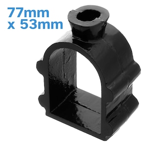 Può includere: Morsetto per tubi in metallo nero con un'apertura di 77 mm x 53 mm. Il morsetto ha una parte superiore arrotondata con un foro al centro.