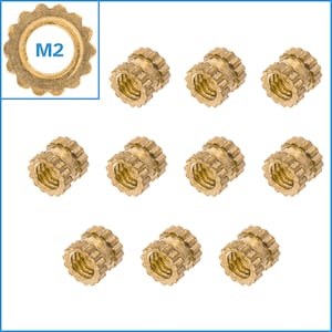 Könnte beinhalten: Zehn goldfarbene M2 selbstschneidende Einsteckmuttern. Diese Muttern sind für die Verwendung mit einer Vielzahl von Materialien konzipiert, darunter Holz, Kunststoff und Metall.