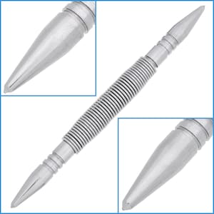Könnte beinhalten: Ein silbernes Metall-Stanzwerkzeug mit einem federbelasteten Mechanismus und einer spitzen Spitze. Das Werkzeug ist zum Stanzen von Löchern in Leder, Stoff oder anderen Materialien konzipiert.