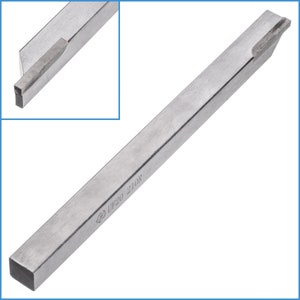 Pode incluir: Uma ferramenta de torneamento de metal prateado com uma seção transversal quadrada e uma borda de corte chanfrada. A ferramenta é marcada com "UF20 210R".