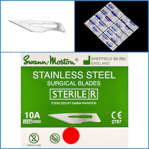 Könnte beinhalten: Eine grün-weiße Schachtel mit sterilen, chirurgischen Klingen aus Edelstahl. Die Schachtel ist mit "Swann-Morton" und "STERILE" beschriftet, sowie mit einem roten Kreis und einem roten Kreuzsymbol. Die Schachtel enthält eine einzelne Klinge, eine 10A Klinge mit der Referenznummer 0302. Die Schachtel trägt auch ein CE-Kennzeichen mit der Nummer 2797.
