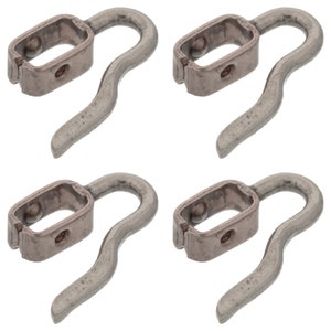 Könnte beinhalten: Vier silberfarbene Metallhaken mit einer Schlaufe am Ende. Die Haken sind zum Aufhängen von Gegenständen gedacht.