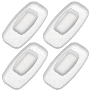 Op de afbeelding: Vier transparante kunststof neuspads voor brillen. De pads zijn ovaalvormig met een kleinere ovale uitsparing in het midden.