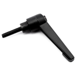 以下が含まれることがあります： 金属製のねじ付きシャフトが付いた黒いプラスチック製のレバーハンドル。ハンドルは、物体を締めたり緩めたりするために設計されています。