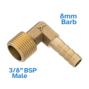 Può includere: Raccordo a gomito in ottone da 3/8 pollici BSP maschio a 8 mm barb. Il raccordo è in ottone e ha una filettatura maschio BSP da 3/8 pollici su un'estremità e una barb da 8 mm sull'altra estremità.