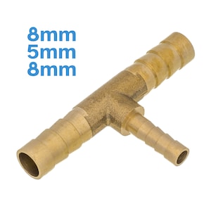 Può includere: Raccordo a T in ottone con tre aperture. Le aperture hanno un diametro di 8 mm, 5 mm e 8 mm.