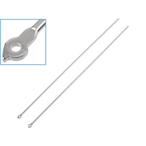 Puede incluir: Dos radios de metal plateado con un bucle en cada extremo. El bucle tiene forma de lágrima con un pequeño agujero en el centro.