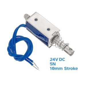 Könnte beinhalten: Ein silberfarbener Solenoid mit einer blauen Drahtwicklung und einem federbelasteten Kolben. Der Solenoid ist mit "24V DC 5N 10mm Stroke" beschriftet.