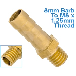 Può includere: Raccordo in ottone da 8 mm con barb a filettatura maschio M8 x 1,25 mm. Il raccordo è di colore dorato e ha un'estremità filettata e un'estremità a barb.