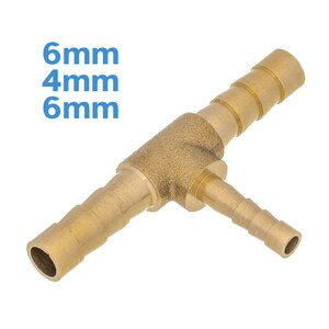 Può includere: Raccordo a T in ottone con tre aperture. Le aperture hanno un diametro di 6 mm, 4 mm e 6 mm. Il raccordo è un pezzo di idraulica comune utilizzato per collegare i tubi.