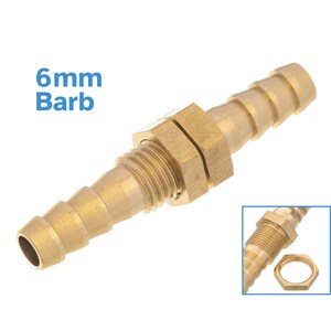 Könnte beinhalten: Ein Messing-6-mm-Barb-Fitting mit einem Gewindeende. Das Fitting ist so konzipiert, dass es einen Schlauch mit einem Gewinderohr verbindet.