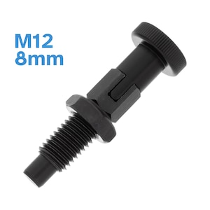 Puede incluir: Un perno roscado de metal negro con un diámetro de 8 mm y una rosca de tamaño M12. El perno tiene una cabeza hexagonal y un eje roscado.