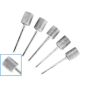 Puede incluir: Seis herramientas de lijado de metal plateado con cabezales de forma de diamante gris. Las herramientas están dispuestas en forma de abanico.