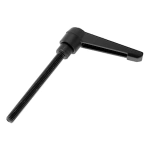 Puede incluir: Mango de plástico negro con un eje de metal roscado. El mango tiene un diseño recto y plano con un extremo redondeado.