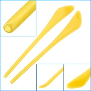 Peut inclure: Deux branches de lunettes jaunes vives, avec un design incurvé en haut et une forme cylindrique qui se rétrécit en pointe. L'image comprend des détails en gros plan des extrémités et des extrémités incurvées.