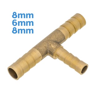 Può includere: Raccordo a T in ottone con tre aperture. Le aperture hanno un diametro di 8 mm, 6 mm e 8 mm.