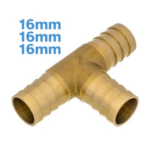 Può includere: Raccordo a T in ottone con tre connessioni per tubo da 16 mm. Il raccordo è in metallo lucido color oro.
