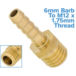 Könnte beinhalten: Ein Messing-6-mm-Barb-zu-M12-x-1,75-mm-Gewinde-Fitting. Das Fitting hat an einem Ende einen 6-mm-Barb und am anderen Ende ein männliches M12-x-1,75-mm-Gewinde.