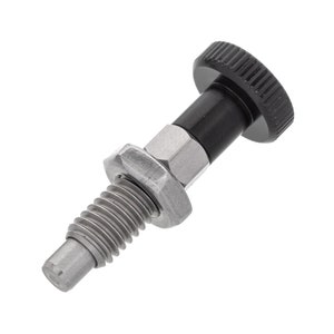 Puede incluir: Un pulsador de resorte negro y plateado con una perilla moleteada. El pulsador está diseñado para ser utilizado como un mecanismo de liberación rápida.