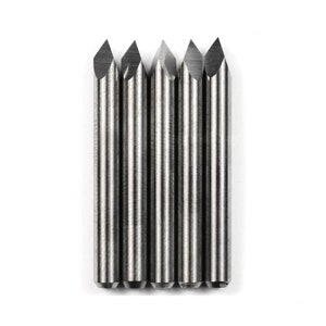 Peut inclure: Cinq outils pointus de couleur argentée avec une pointe acérée, disposés verticalement en rangée.