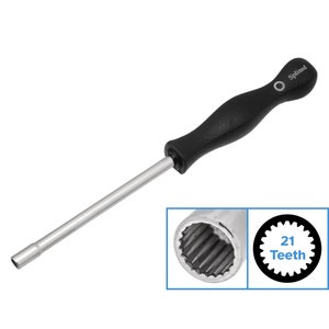 Op de afbeelding: Een zwarte en zilveren splined schroevendraaier met een 21-tand splined bit. De schroevendraaier heeft een zwarte handgreep met het woord "Splined" erop gedrukt.