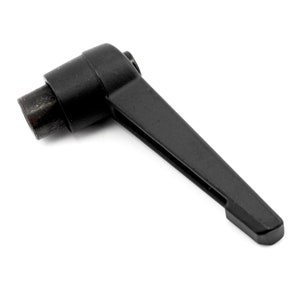 以下が含まれることがあります： 金属製のねじ切り端を持つ黒いプラスチック製のレバーハンドル。ハンドルは、握りやすく、回転しやすいように設計されています。