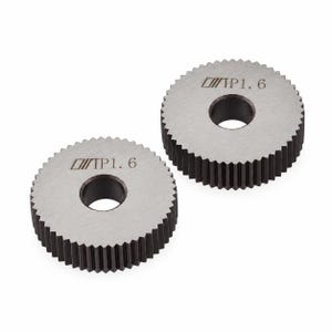 Peut inclure: Deux engrenages métalliques circulaires avec une finition gris foncé et des bords dentelés. Chaque engrenage présente un trou central circulaire et est gravé avec le texte TP1.6 sur la surface plane. Les pièces ont une texture métallique brossée.