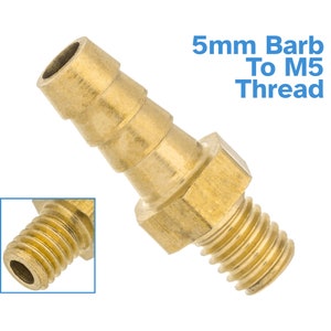 Könnte beinhalten: Ein Messing-5-mm-Barb-Fitting mit einem männlichen M5-Gewinde. Das Fitting ist so konzipiert, dass es einen 5-mm-Schlauch mit einem Bauteil mit einem M5-Gewinde verbindet.