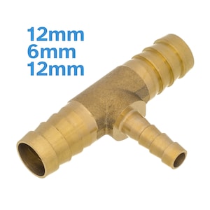 Può includere: Raccordo a T in ottone con tre aperture. Le aperture hanno un diametro di 12 mm, 6 mm e 12 mm.