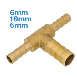 Può includere: Raccordo a T in ottone con tre aperture. Le aperture sono etichettate 6 mm, 10 mm e 6 mm.