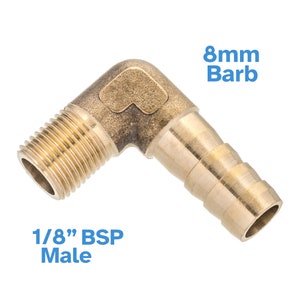 Può includere: Raccordo a gomito in ottone da 1/8 di pollice BSP maschio a 8 mm di barb. Il raccordo è in ottone e ha una filettatura maschio BSP da 1/8 di pollice su un'estremità e una barb da 8 mm sull'altra estremità.