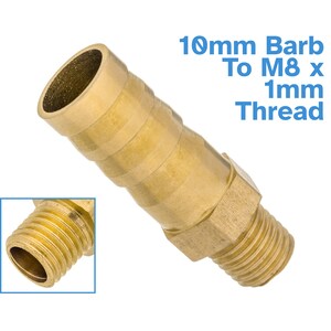Könnte beinhalten: Messing-Barb-Fitting mit 10 mm Durchmesser und einem männlichen M8 x 1 mm Gewinde. Das Fitting ist goldfarben und hat eine glatte, polierte Oberfläche.