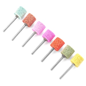 以下が含まれることがあります： 回転工具用の研磨ドラムアタッチメント8個セット。ドラムは多孔質素材でできており、緑、黄、オレンジ、ピンク、赤、茶、青など、さまざまな色があります。